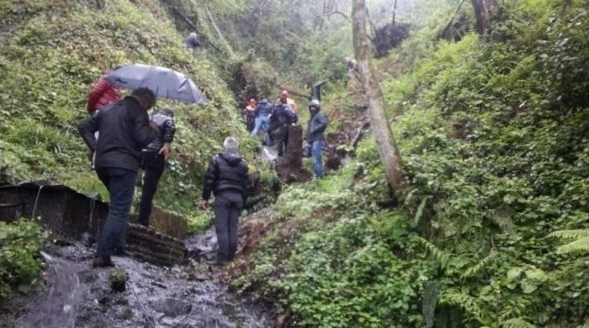 Rize&rsquo;de Kayıp Şahsın Otomobiliyle U&ccedil;uruma Yuvarlandığı Ortaya &Ccedil;ıktı