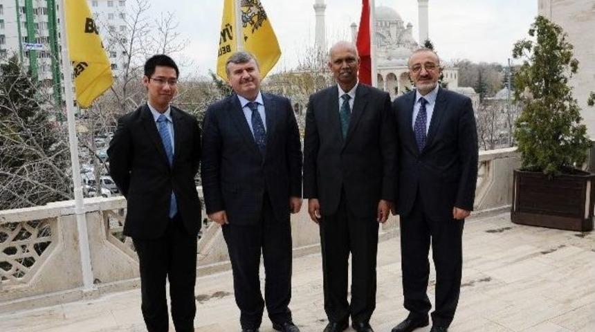 Singapur B&uuml;y&uuml;kel&ccedil;isi&rsquo;nden Başkan Aky&uuml;rek&rsquo;e Ziyaret