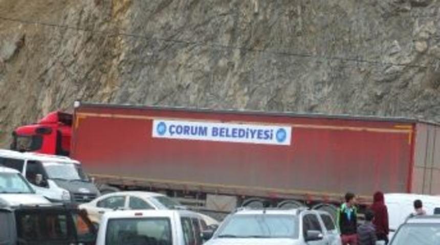 &Ccedil;orum Belediyesi&rsquo;nden Hakkari&rsquo;ye 2 Tır Yardım