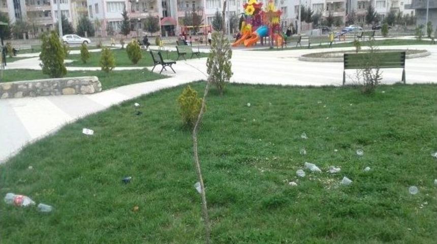 Mahalle Sakinleri Parkı Kirleten &Ouml;ğrencilere Tepkili