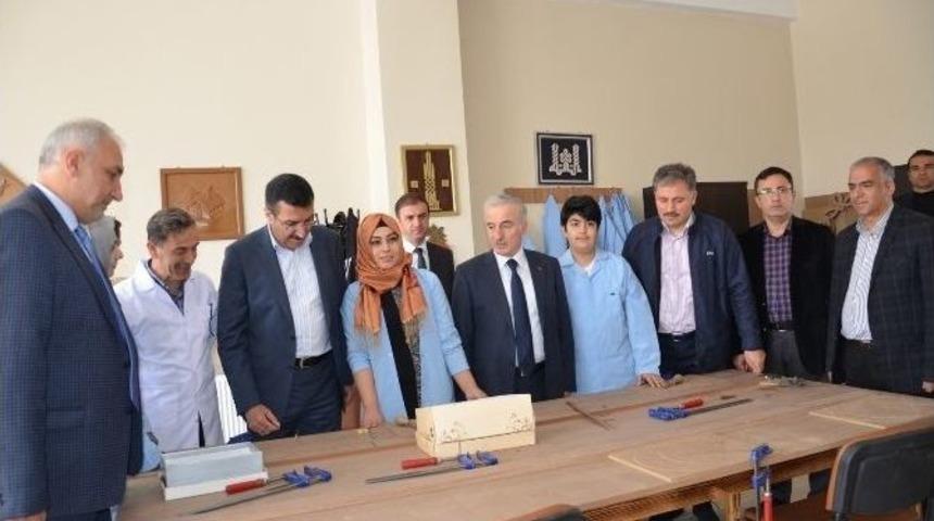 Bakan T&uuml;fenkci, Kernek K&uuml;lliyesini Gezdi