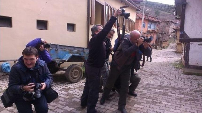 Tarihi K&ouml;ye Fotoğraf&ccedil;ı Akını