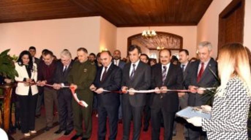 Rekt&ouml;rl&uuml;kte Ebru Sergisi D&uuml;zenlendi