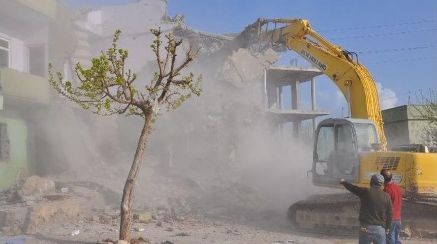 Silopi&rsquo;de Ağır Hasarlı Binalar Yıkılıyor