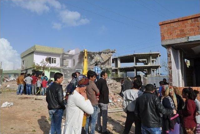 Silopi’de Ağır Hasarlı Binalar Yıkılıyor