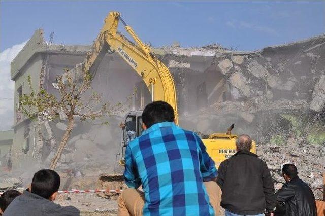 Silopi’de Ağır Hasarlı Binalar Yıkılıyor