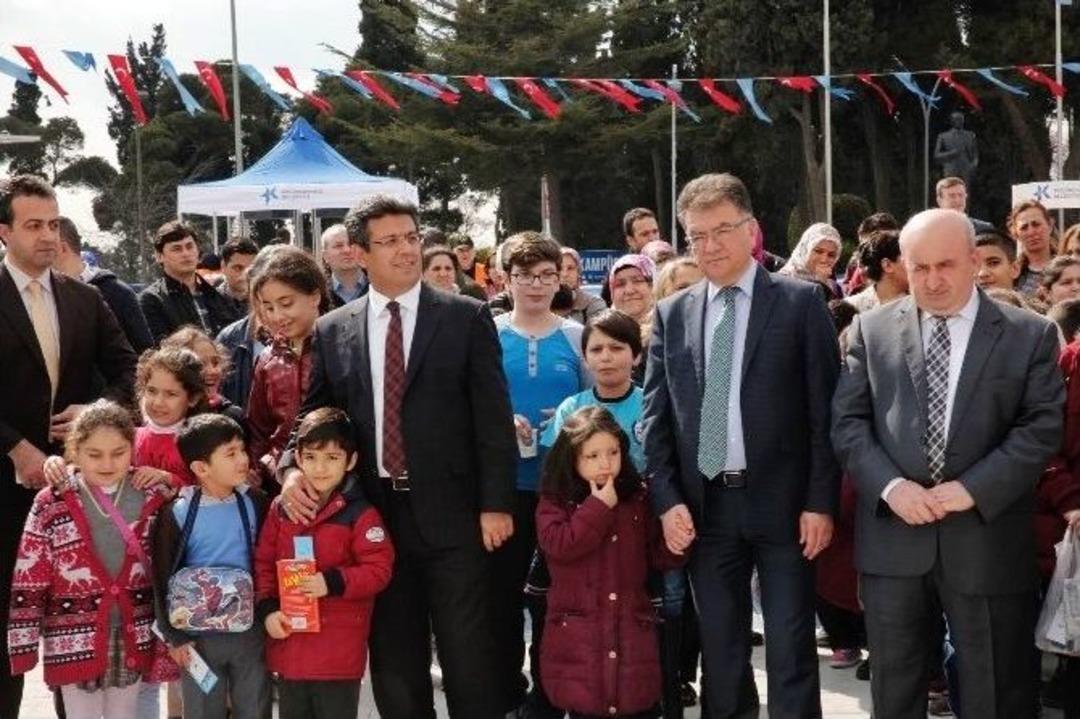 &Ccedil;ocuklarıyla Meydanda Kitap Okuyup, &Ccedil;ay İ&ccedil;tiler