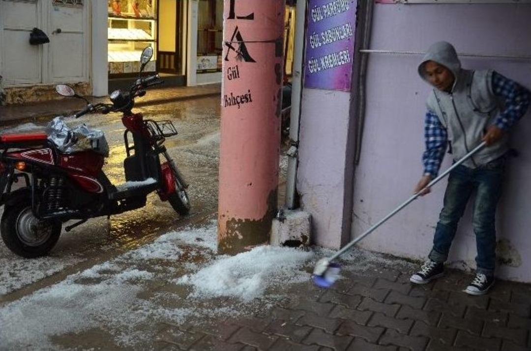 Viranşehir&rsquo;de Dolu Yağışı Hayatı Olumsuz Etkiledi