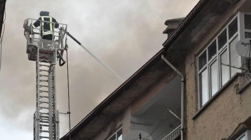 Akşehir&rsquo;de &Ccedil;atı Yangını Korkuttu