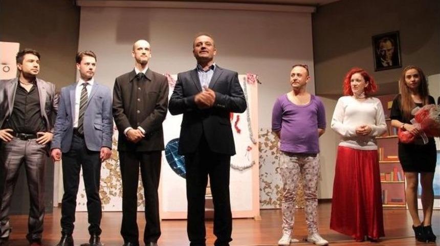 Hatm-i &Ccedil;i&ccedil;eği Tiyatrolar G&uuml;n&uuml;&rsquo;ne &Ouml;zel G&ouml;sterim Yaptı