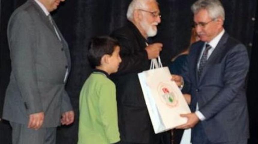 Eşini Kaybeden Yaşlı Adam Kendini Kitaplara Verdi