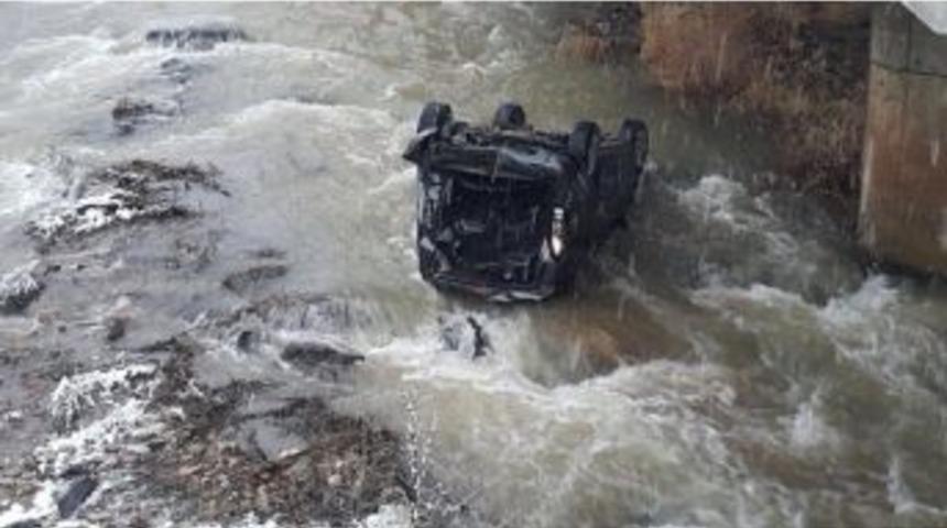 G&uuml;m&uuml;şhane&rsquo;de Ara&ccedil; Dereye U&ccedil;tu: 1 Yaralı