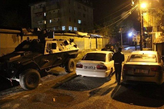 Batman’da Polis Merkezine Atılan El Yapımı Bomba, Sivil Araca İsabet Etti