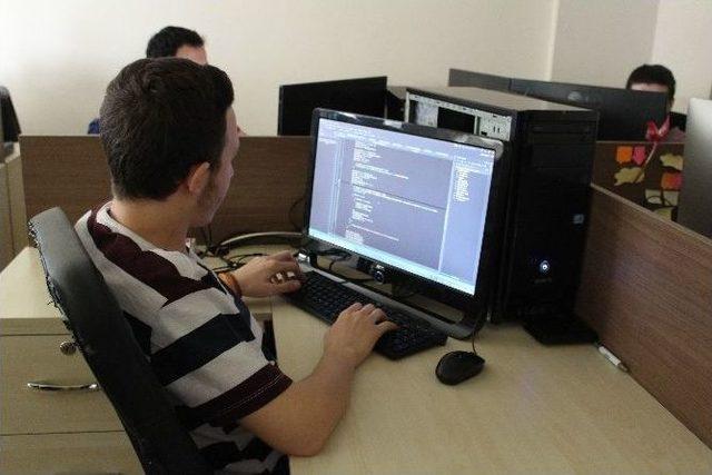 (&ouml;zel) &Ouml;ğrenci Evinde Kuruldu, Facebook Ve Twıtter&rsquo;a Rakip Oldu 1