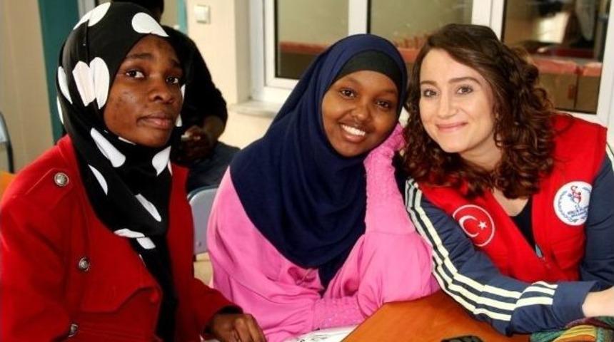 Kenyalı Gen&ccedil;ler Aydın&rsquo;da K&uuml;lt&uuml;rlerini Tanıttı