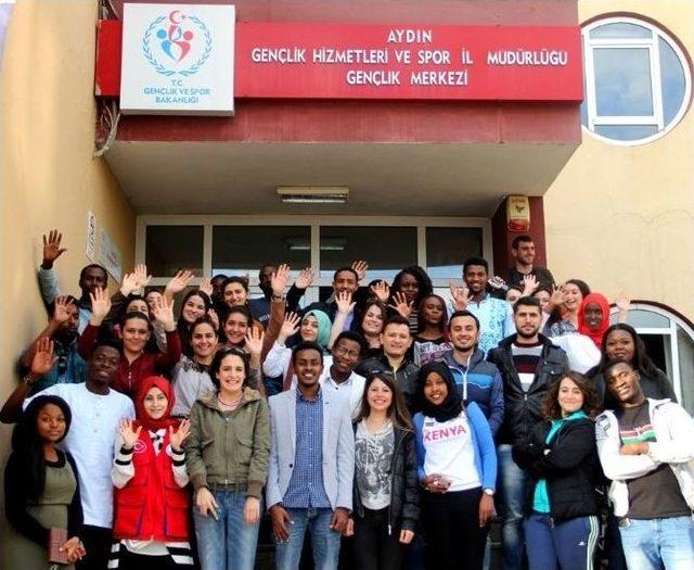 Kenyalı Gen&ccedil;ler Aydın&rsquo;da K&uuml;lt&uuml;rlerini Tanıttı 3