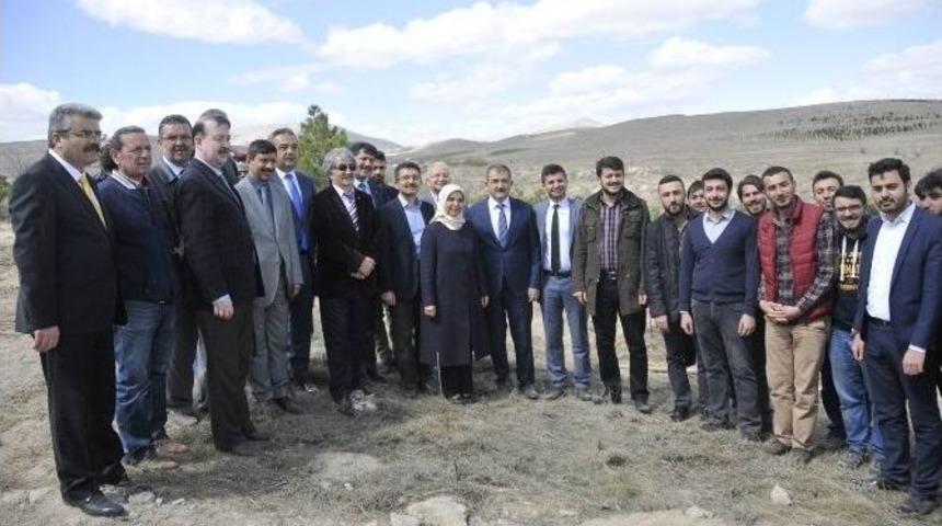 Sel&ccedil;uk&rsquo;ta Şehitler Anısına Bin 100 Fidan Toprakla Buluştu