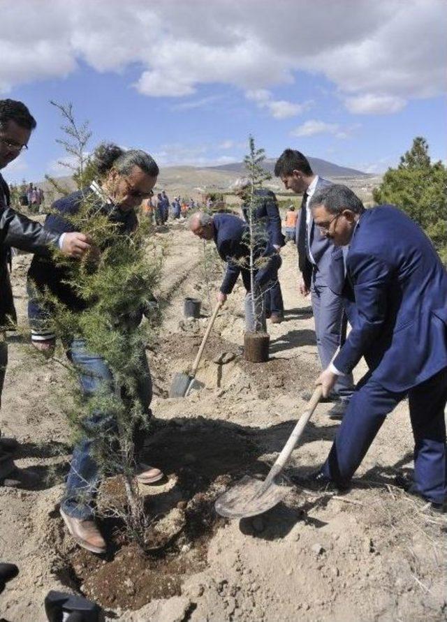 Selçuk’ta Şehitler Anısına Bin 100 Fidan Toprakla Buluştu