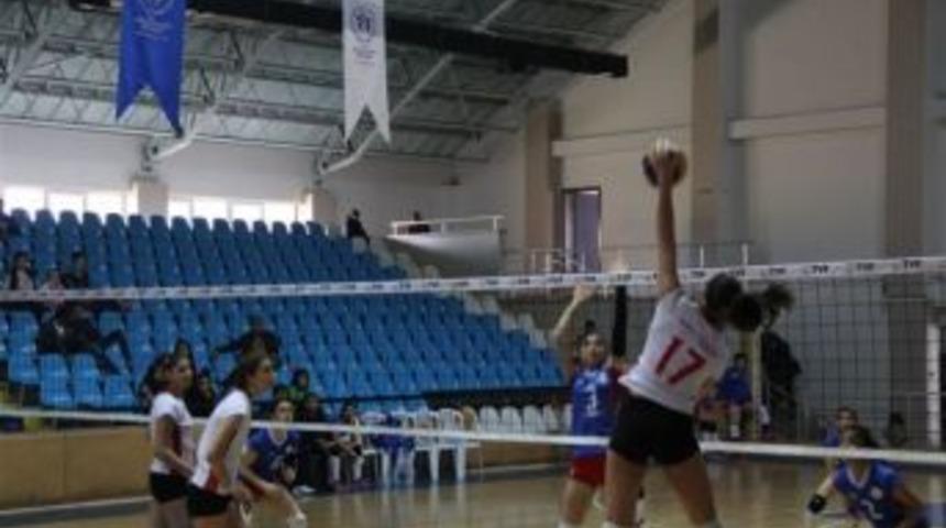 Gen&ccedil;ler Voleybol Yarı Finalleri Sona Erdi