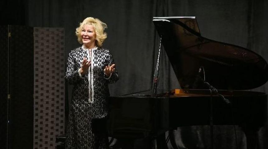 Piyanist G&uuml;lsin Onay Bucalıları Mest Etti