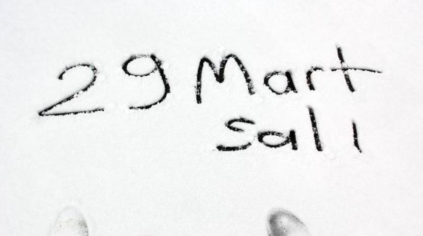 Erzurum G&uuml;ne Karla Uyandı