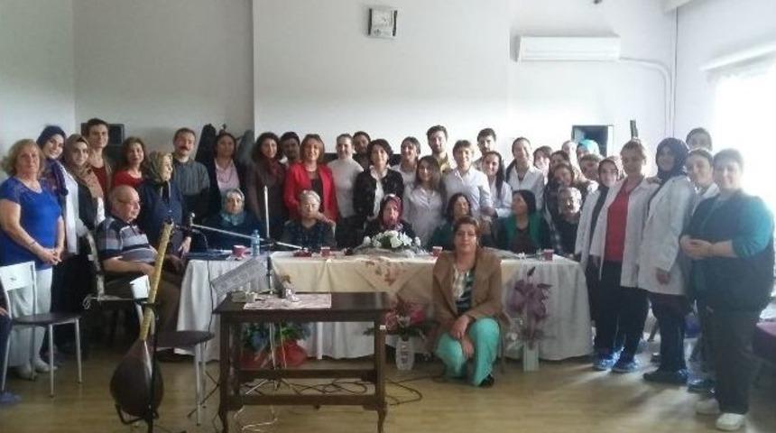 &Uuml;niversitelilerden Huzurevine Anlamlı Ziyaret