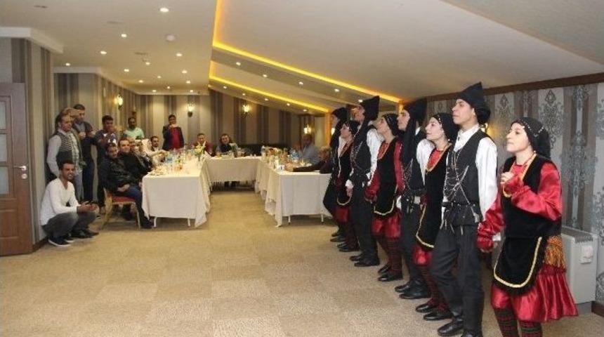 Arap Turizmcilerin Horon Keyfi