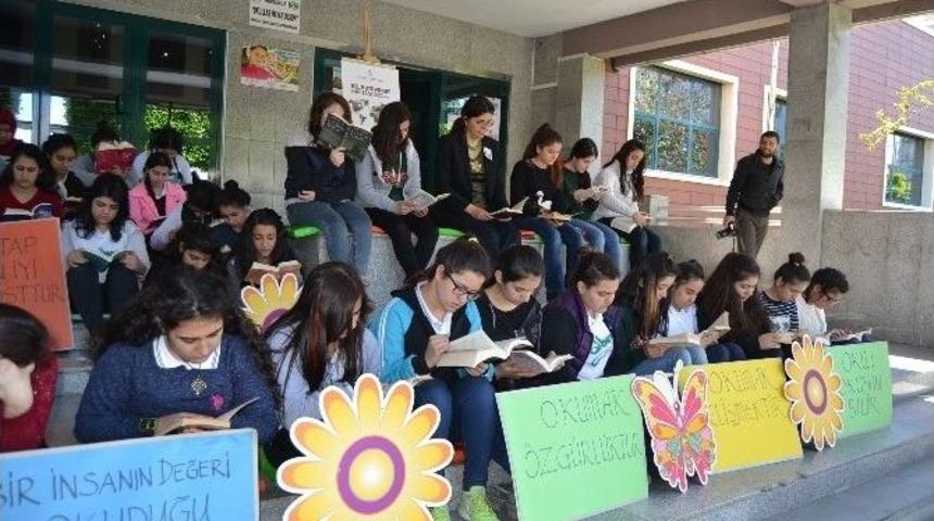 Okul &Ouml;n&uuml;nde Kitap Okudular