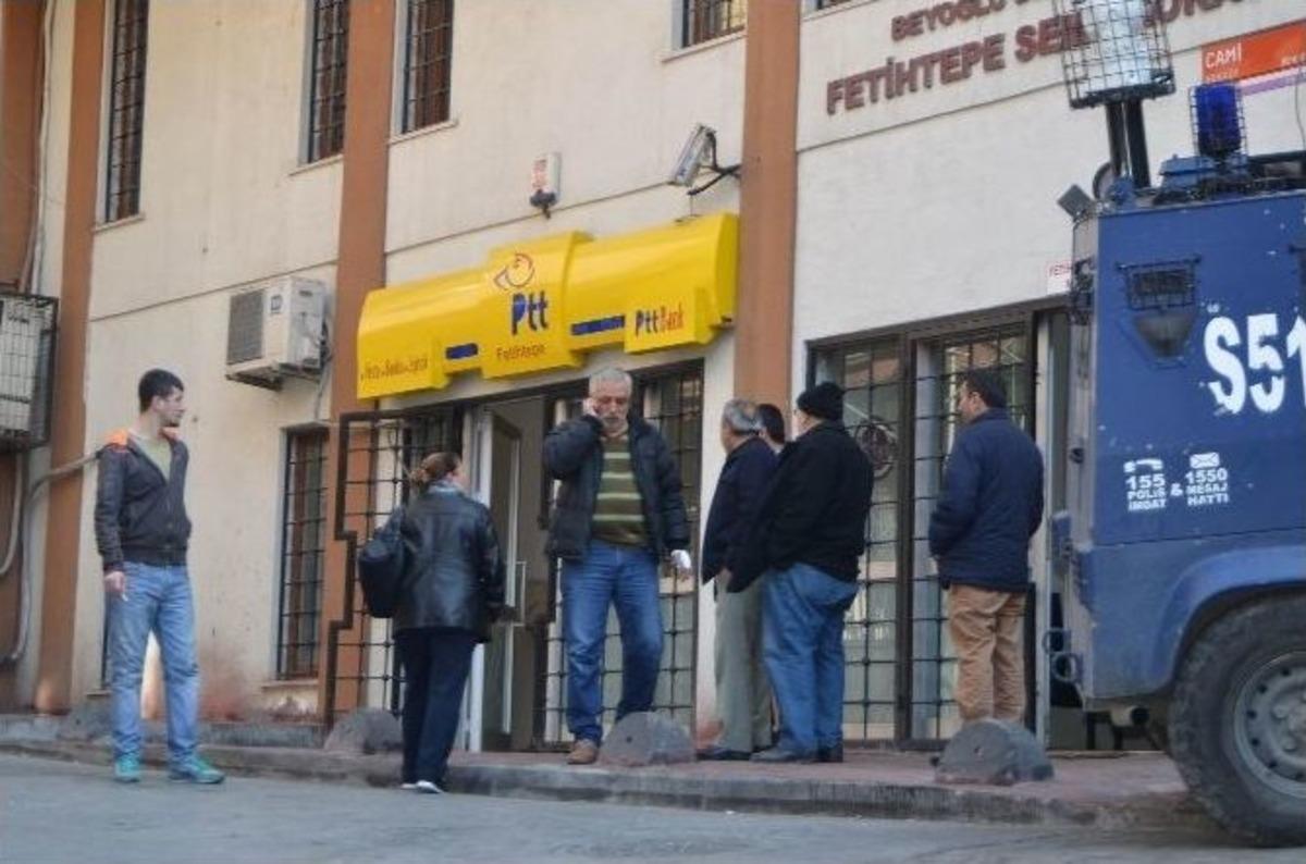 İstanbul&rsquo;da G&uuml;peg&uuml;nd&uuml;z Silahlı Soygun Kamerada