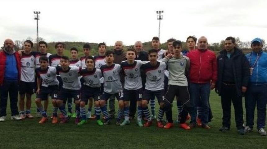 K&uuml;&ccedil;&uuml;k&ccedil;ekmece Futbol Kul&uuml;plerinden B&uuml;y&uuml;k Başarı