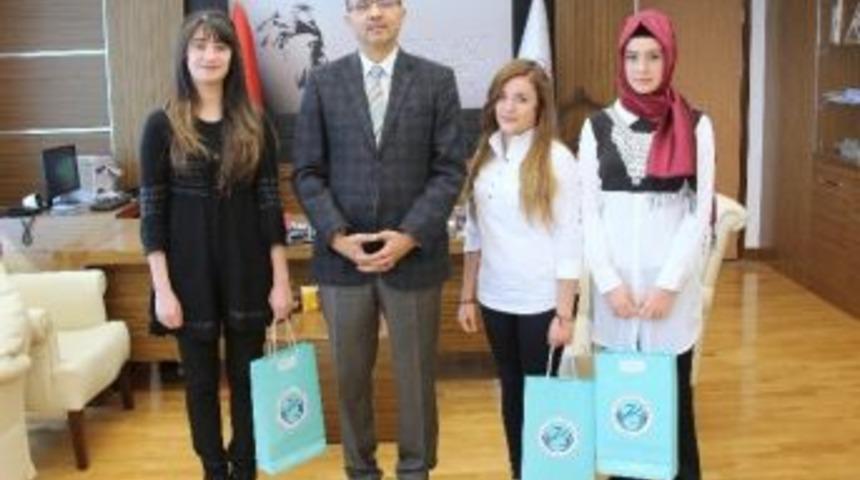 Pe&ccedil;i&ccedil; Turnuvasında Dereceye Giren &Ouml;ğrenciler &Ouml;d&uuml;llerini Rekt&ouml;r G&uuml;ven&ccedil;&rsquo;ten Aldı