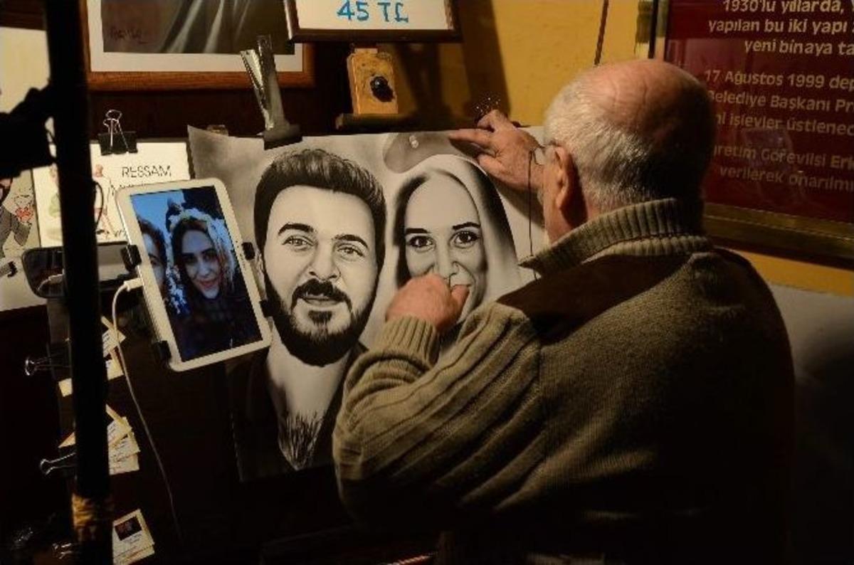 Eğitim Alamadan Profesyonel Olarak Portre Ve Karikat&uuml;r &Ccedil;iziyor
