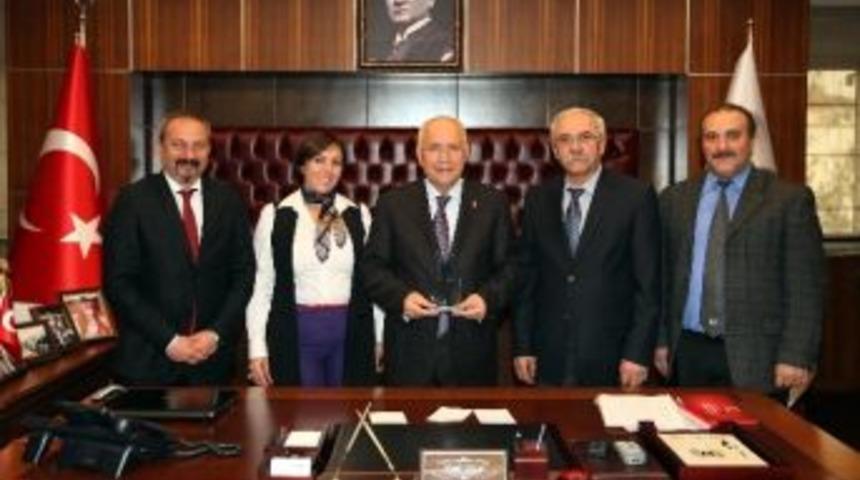 &ldquo;g&uuml;neşe T&uuml;rk&uuml;ler&rdquo; Yaşar&rsquo;a Plaket Getirdi