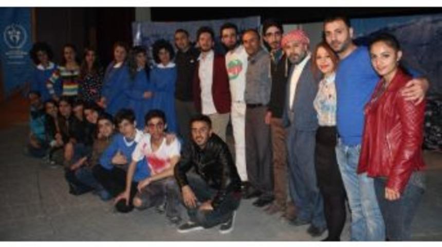 Hakkari Tiyatro Topluluğu&rsquo;ndan Anlamlı Yardım