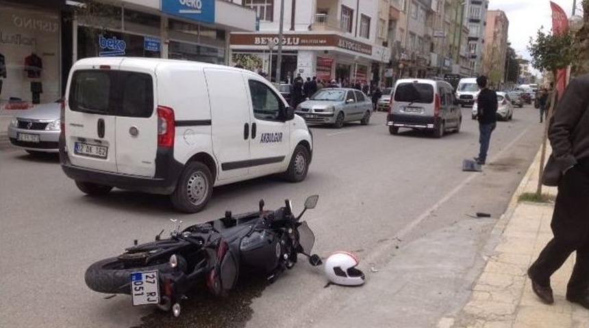 Otomobil İle Motosiklet &Ccedil;arpıştı: 1 Yaralı