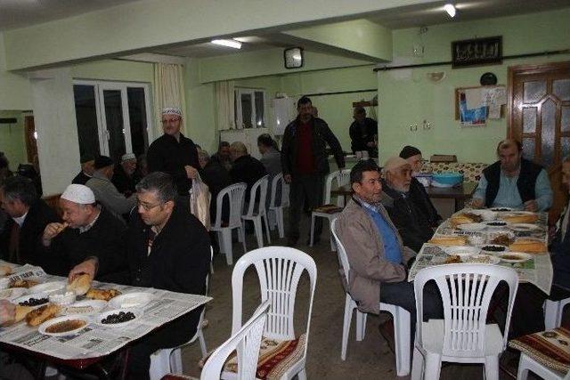 Ertuğrul Gazi Camii Cemaati Cuma Sabahları Kahvaltıda Buluşuyor