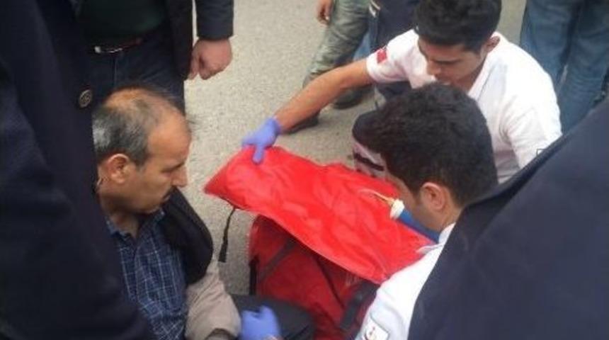 Bisiklet Otomobilin Kapısına &Ccedil;arptı: 1 Yaralı