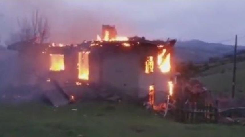 Tavşanlı&rsquo;da 2 Katlı Ev Alev Alev Yandı