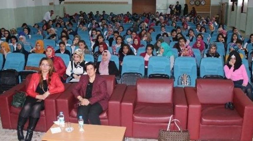 &Ouml;ğrencilere &lsquo;kariyer G&uuml;nleri&rsquo; Semineri Verildi