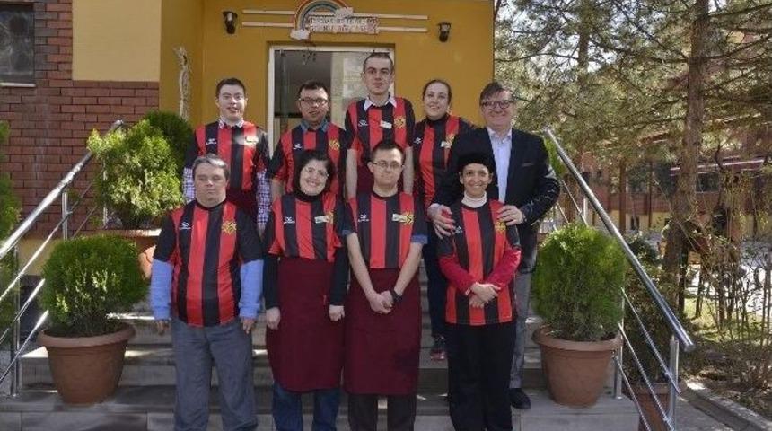 Down Sendromlu &Ccedil;ocuklara Efsane Eses Forması