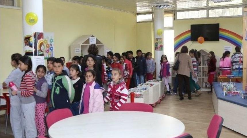 Akhisarlı &Ouml;ğrenciler K&uuml;t&uuml;phaneyi Keşfetti