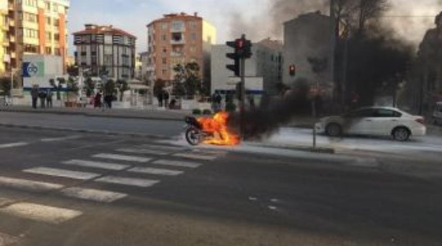 Motosiklet Seyir Halindeyken Alev Aldı