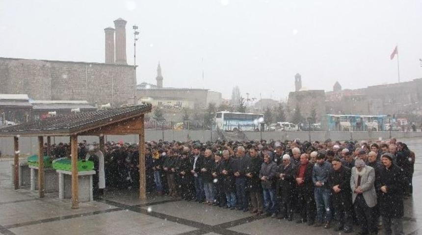 Kocası Tarafından Vahşice &Ouml;ld&uuml;r&uuml;len Kadın Son Yolculuğuna Uğurlandı