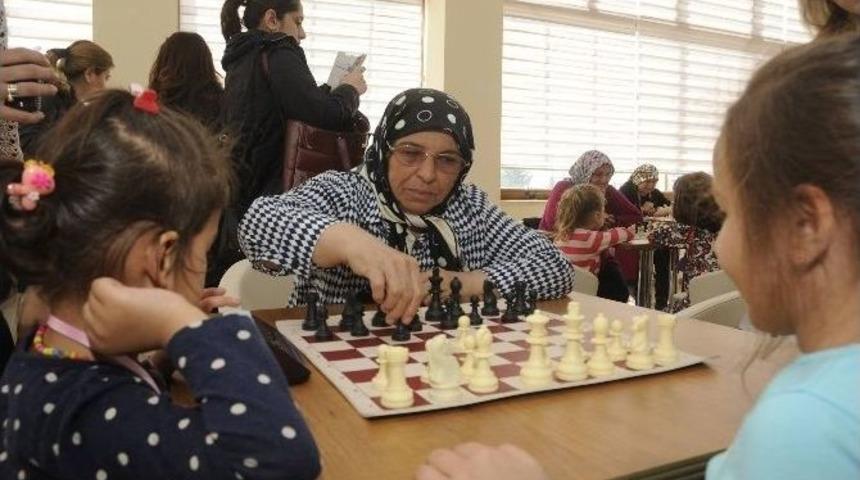 Minik &Ouml;ğrencilerden Yaşlılara Ziyaret