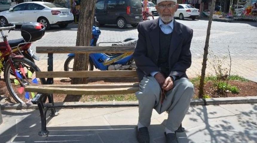 Kırık Banklar Onarılmayı Bekliyor