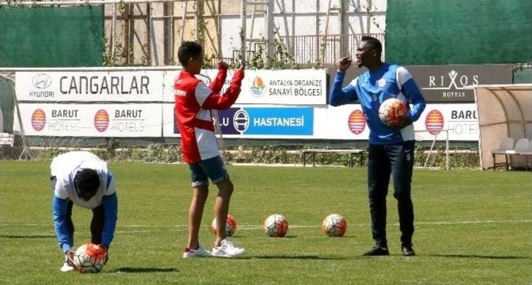 Antalyaspor Antrenmanında Eto&rsquo;o&rsquo;nun &Ouml;zel Konuğu