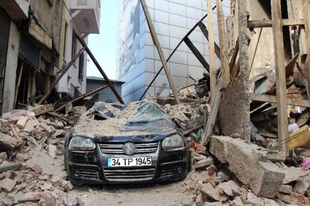 Beyoğlu&rsquo;nda 100 Yıllık Bina B&ouml;yle &Ccedil;&ouml;kt&uuml;
