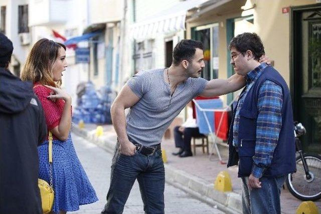 K&uuml;&ccedil;&uuml;k Esnaf İzmir&rsquo;i Kahkahaya Boğacak 1