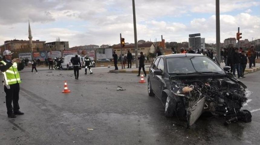 Kaza Sonrası Alev Alan Ara&ccedil; İtfaiye Tarafından S&ouml;nd&uuml;r&uuml;ld&uuml;