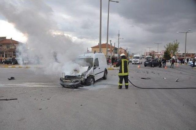 Kaza Sonrası Alev Alan Araç İtfaiye Tarafından Söndürüldü